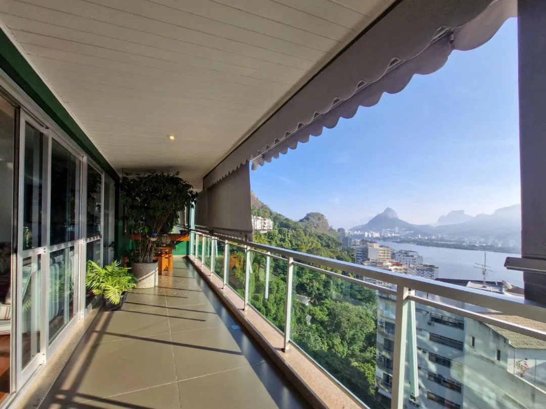 Apartamento de 296 m² com vista para a Lagoa Rodrigo de Freitas na Rua Sacopã