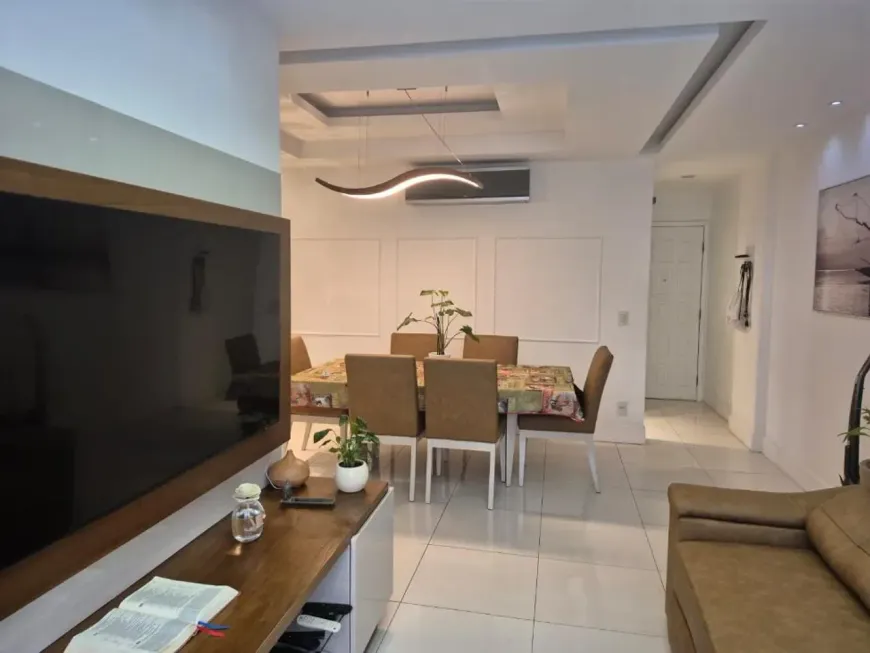 Apartamento de 140 m² remodelado na esquina Ator Paulo Gustavo com Lopes Trovão, a uma quadra da Praia de Icaraí