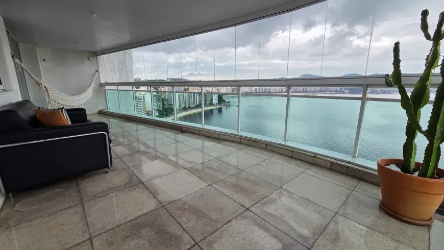 Apartamento de 180 m² frente ao Museu do Ingá, com vista para a Baía de Guanabara