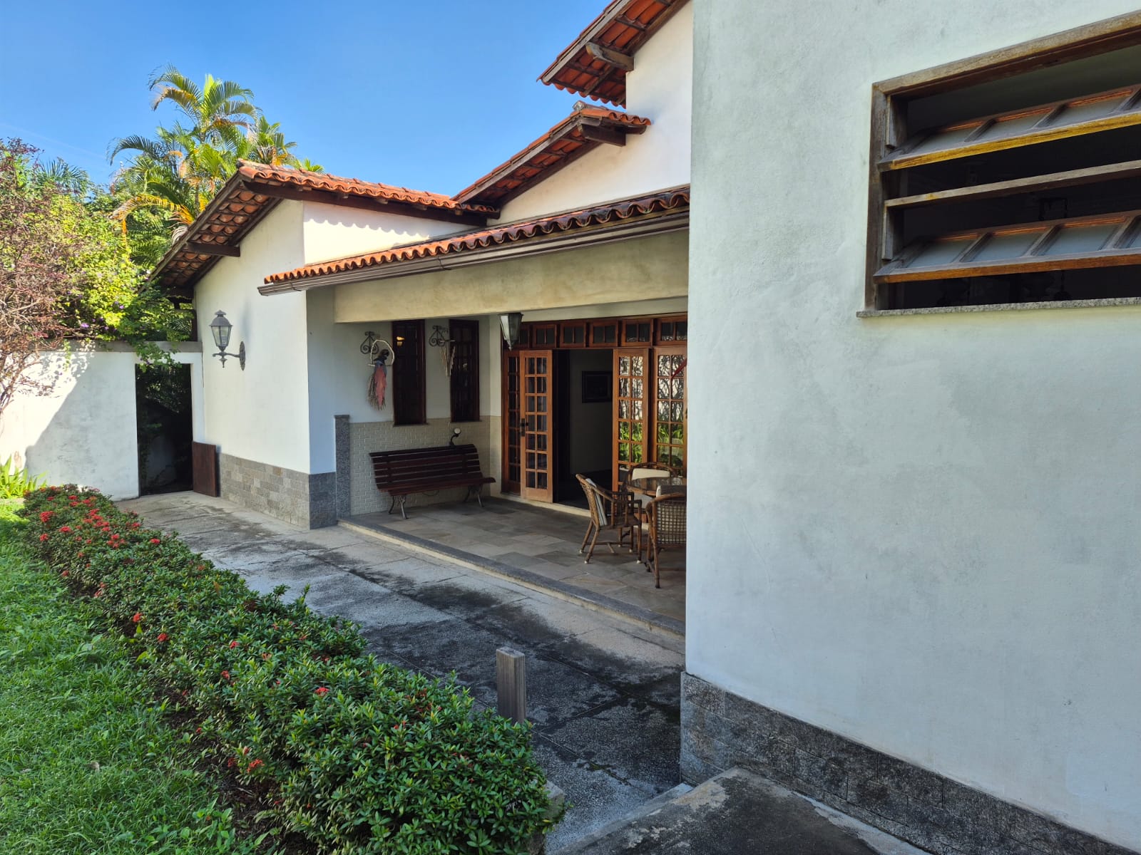 Casa arrojada em terreno amplo em Icaraí